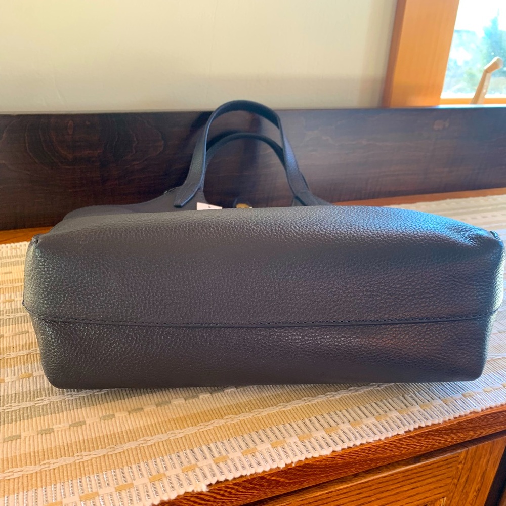 ☀️🎉Host Pick🔥NWT‼️ LEATHER HOBO BAG in Navy w/goldtone hardware✨✨✨ - Picture 7 of 9